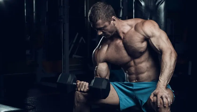 Z czym ćwiczyć biceps? Sprzęt i techniki dla maksymalnych efektów